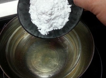 step17: 再做C Cheese Mousse layer部份:將魚膠粉用40g食用凍水開溶,再加入糖霜座熱水待溶,(原食譜有用1隻蛋黃,因是生食,所以我無用到)待涼