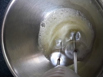 step4: （這次贊采用先打蛋白的做法）將蛋白用電動打蛋器打至粗泡