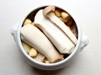 step8: 倒入適量的高湯及金華火腿片,蒸煮過程<span class="group_1">食材</span>會釋放出水份,所以高湯水量8分滿即可。用合適的小盤子或食品耐熱級的保鮮膜蓋住盅的開口,亦可用乾荷葉包住來蒸煮,香氣十足。