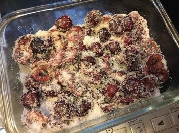 step2: - 加入白砂糖拌勻，靜置2小時等它們出水