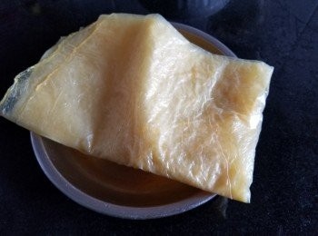 step6: 腐皮，將腐皮重複對摺，裁切成三角形備用