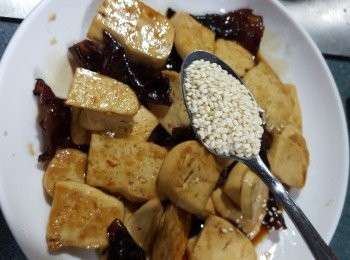 step7: 灑上己經炒香的白芝麻即可(白芝麻可以預先用白鑊,慢火炒香,灘凍後放入樽,再放入雪櫃裡隨時可以用)