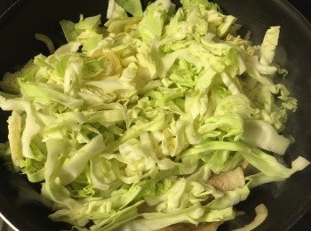 step6: 加入椰菜絲炒至軟身