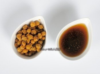step3: 取破布子的醬汁(約1大匙)與味霖及素蠔油一起混和均勻,備用。
