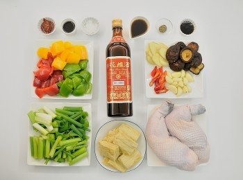 step1: 準備各種<span class="group_1">食材</span>。乾香菇先浸泡約20分鐘(香菇水可留下當高湯使用),青蔥及芹菜都切段,青(甜)椒類切塊,雞腿可選擇帶骨或去骨再切塊。