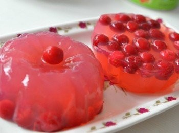 step5: 等涼後或放入冰箱冷藏，輕輕倒出來，就會有美美又鮮豔的冰涼果凍可食用囉~