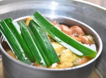 step5: 第一次燉煮電源跳起後，我放了香蘭葉，增加淡淡的芋香香氣(建議:200cc水燉煮兩次(因為大腸比較不容易軟爛)所以燉煮兩次為適中，若家中有老人家可燉煮3次，這樣可以燉的軟爛及入味)