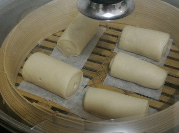 step5: 把步驟（4）放入蒸籠內後放在溫暖處發酵30至40分鐘。（用手指輕壓如痕跡較慢回復即發酵完成）