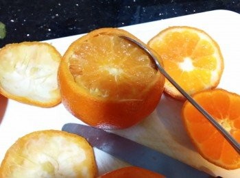 step1: 看圖片將橘子切法，用細茶匙羹，再小心由橘子邊緣插入去，來刮起內面的果肉，之後橘子皮(備用)