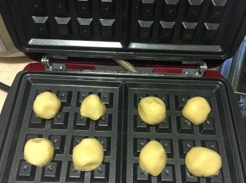 step5: 最後放入鬆餅機內
每四格的中間
就可以壓下去計時開始囉！
 
依照不同廠牌不同時間
我的大約是5-5.5分鐘
可以稍微拿捏一下喔~