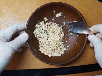 step4: 將花生壓碎，備用。