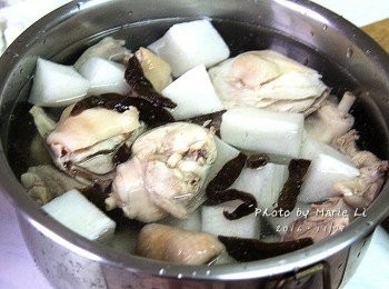 step2: 取一深鍋，將所有<span class="group_1">食材</span>都放進鍋中 倒入足以淹沒<span class="group_1">食材</span>的水量 將鍋子放進電鍋中 外鍋加入一杯半 ~ 兩杯的水量燉煮即可。