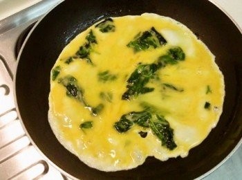 step3: 將蛋液再倒回鍋中，翻炒片刻即可起鍋，盛盤後在灑上黑胡椒與白芝麻。