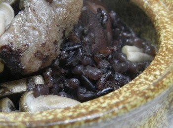 step7: 黑米與蒟蒻米都吸入了雞湯的精華，香氣四溢的黑米蒟蒻雞肉飯真是好吃!!!