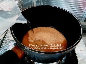 step4: 將黃糖放入煲內 , 加入餘下1 1/2杯水份量用慢火煮至糖溶