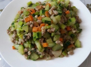 step3: 炒熟所切材料，豬肉碎。