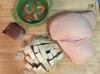 step1: 芋頭去皮洗淨切小塊，鴨肉洗淨擦乾，乾蝦米冷水泡軟。