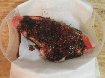 step7: 將醬汁淋在魚身和下巴上。
