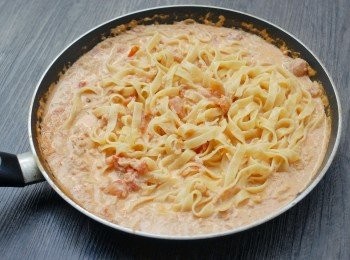 step5: 最後下意粉拌勻，灑上巴西里parsley即成！