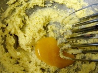 step4: 4、将室温软化的黄油用打蛋器搅拌打发，再加入山茶油（玉米油）继续打发。