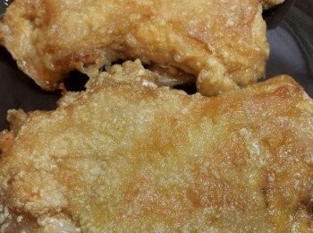 step2: 燒熱煎pan,,將蛋白抹勻<a href="https://bit.ly/2ZxapeY" target="_blank" data-keyword="雞扒" class="guide-link"><strong>雞扒</strong></a> <span style="display:inline-block;vertical-align:middle;margin-top:-3px;color:initial;border-radius:3px;padding:2px 3px;font-size:12px;line-height:14px;background:#87d300;color:#fff;">即買</span> ,,再撲上薄薄一層生粉,,用中火先將雞皮一面煎至金黃,,再反轉另一面煎熟,,之後將<a href="https://bit.ly/2ZxapeY" target="_blank" data-keyword="雞扒" class="guide-link"><strong>雞扒</strong></a> <span style="display:inline-block;vertical-align:middle;margin-top:-3px;color:initial;border-radius:3px;padding:2px 3px;font-size:12px;line-height:14px;background:#87d300;color:#fff;">即買</span> 放在廚紙上待涼