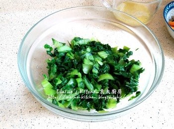 step15: 蓋上蓋用慢火煮3分鐘至微軟 , 盛起放入大碗內待涼