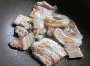 step1: 鍋中放少許油煎五花肉至金黃色並逼出更多油脂後盛出放至深鍋備用