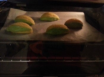 step14: 預熱焗爐160度10分鐘,放粟米酥焗20分鐘,取出放在架上待涼即可(焗起時會比較淋身,放涼後就會鬆化)