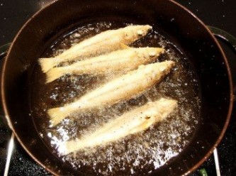 step3: 下鍋油溫約170度C，魚身帶金黃色時再拉高溫度至180度C。
