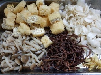 step2: 預備好所有材料:木耳絲浸軟,鮮百合洗淨撕開一片片,豆腐卜切開兩件,薑切絲