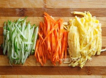 step1: 首先把紅蘿蔔、小黃瓜和蛋皮切成絲後備用。