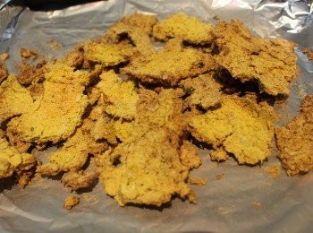 step5: 放入預熱100度焗爐，如用榨汁機先行榨取的蔬菜蓉焗40分鐘，沒有的焗1小時，直至蔬菜蓉全部脆身，沒有水份為止