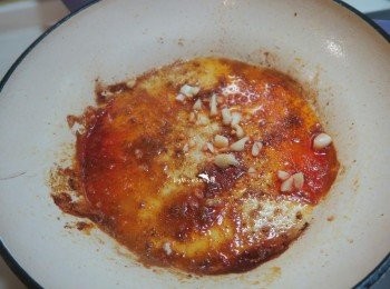 step5: 鍋中 餘油小火爆香蒜末