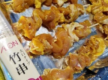 step3: 雞肉從雪櫃拿出，慢慢穿起。

沙爹膏用熱水推開，備用。