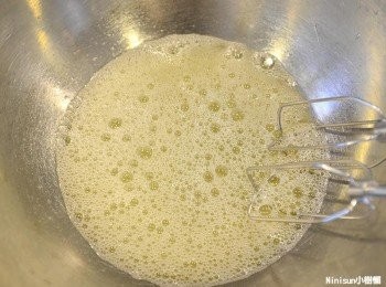 step3: 另取一個容器將2顆蛋白打到稍微起泡(如圖)