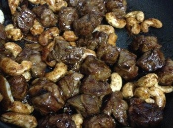 step1: 先將牛柳粒解凍吸去血水，下油，黑椒，生粉、糖丶生抽及老抽略醃混