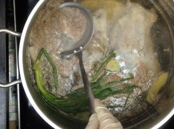 step2: 在煮到大約10分鐘的時候，開蓋把浮沫去掉！