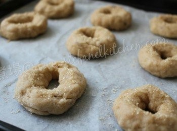 step4: 預熱焗爐180度入焗爐焗12分鐘，美味又獨特的白酒麵餅出爐了！