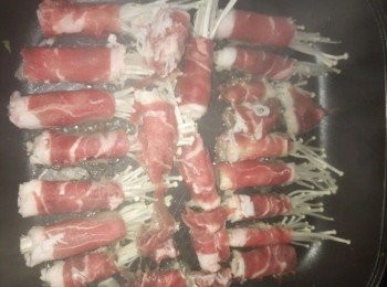 step4: 將醬料倒入小碗，加適量水稀釋化開，澆在肥牛上，等湯汁收一下