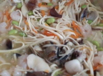 step3: 最後放入海鮮料一起煮熟~起鍋前倒入燙熟麵條拌炒均勻即可