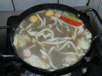 step4: 加入烏龍麵，把麵煮軟