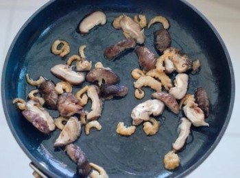 step1: 先將冬菇和蝦米浸至軟身，粉絲浸軟. 熱鑊後下油，先炒一炒蝦米和冬菇