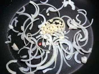 step4: 洋葱炒軟時，放入蒜頭續炒。