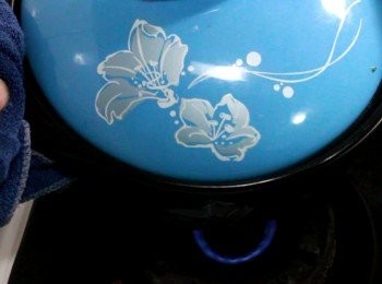 step8: 第一輪順序轉動鍋子。每次停留約45秒至一分鐘, 整個過程約5分鐘。
慢慢來, 小心燙手, 每次從左右側握緊鍋子, 再慢慢轉動。