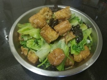 step8: 做法 :

先將油條用少少油少少鹽 , 慢火煎至乾身及挺身備用 , 將雲耳隔乾水份後 , 用少少蒜頭 , 乾蔥 , 少少鹽爆炒至脹起備用 .

再大火起鑊爆香蒜頭 , 乾蔥 , 薑片放入生菜 , 少少鹽 , 糖 , 雞粉炒至少少軟身後 , 加入少少水 , 將油條 , 雲耳回鑊蓋好焗煮約 30 秒, 少少麻油及生粉水埋芡 , 完成 .