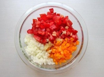 step4: 將材料置入碗中，加入蒜泥。