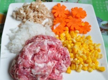 step3: 再準備香菇蒂、洋蔥切細末；紅蘿蔔雕花；使用適量的罐頭玉米粒；絞肉備用