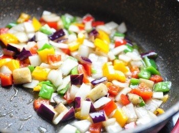 step4: 另外用少許的餘油將五彩鮮蔬丁炒香，灑些少許的白胡椒粉