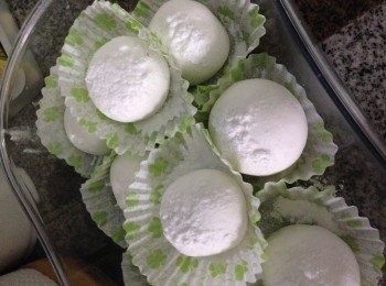 step4: 將餡揑出來搓成一個個小球狀包入糯米皮包好搓圓將每粒灑上乾粉，吃時才放入糖水煮至湯圓浮起便代表湯圓已熟