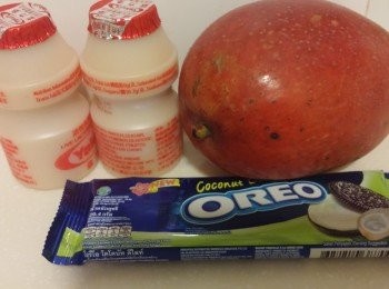 step1: 將芒果切粒分三份,一份同益力多一同放入雪糕機後落糖攪動半小時。